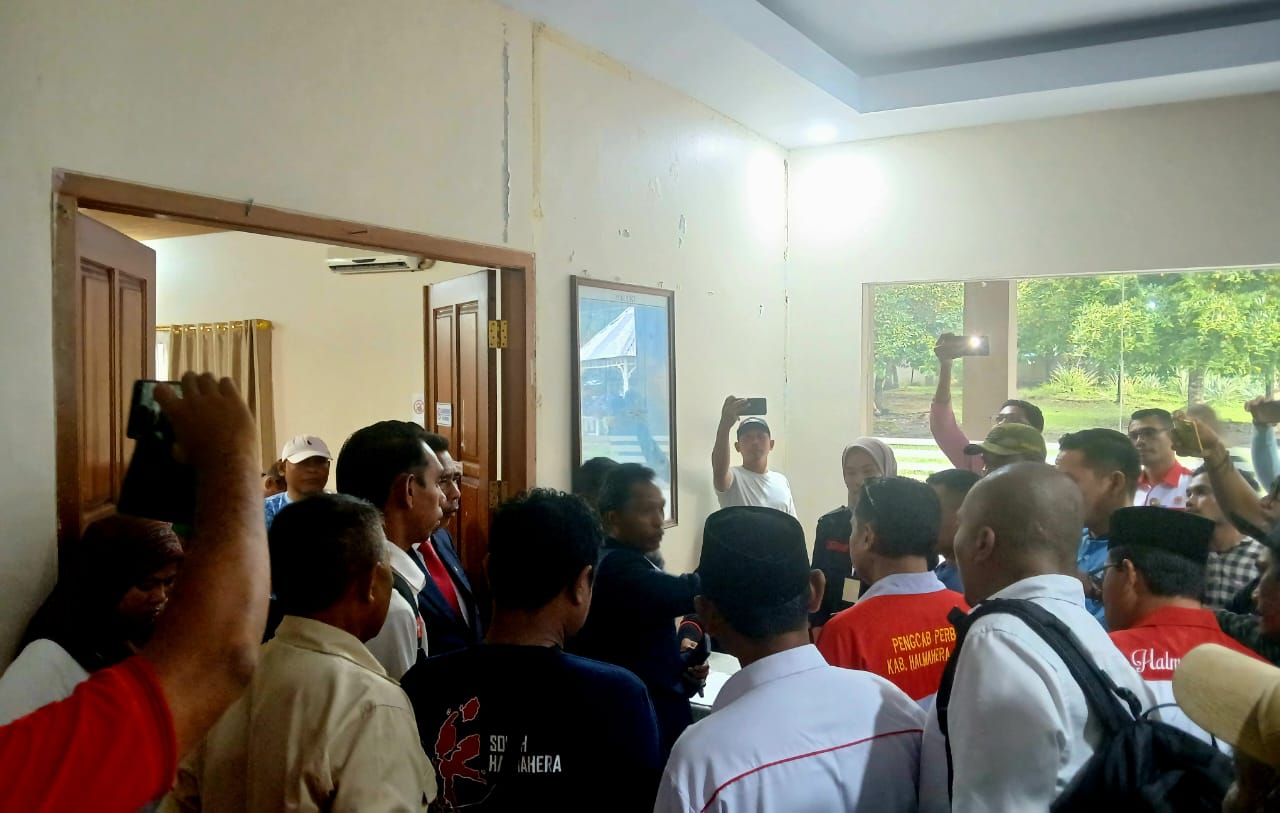 Sejumlah Pengurus CABOR KONI Halsel Saat Melakukan Aksi Protes ke Pengurus KONI Provinsi 