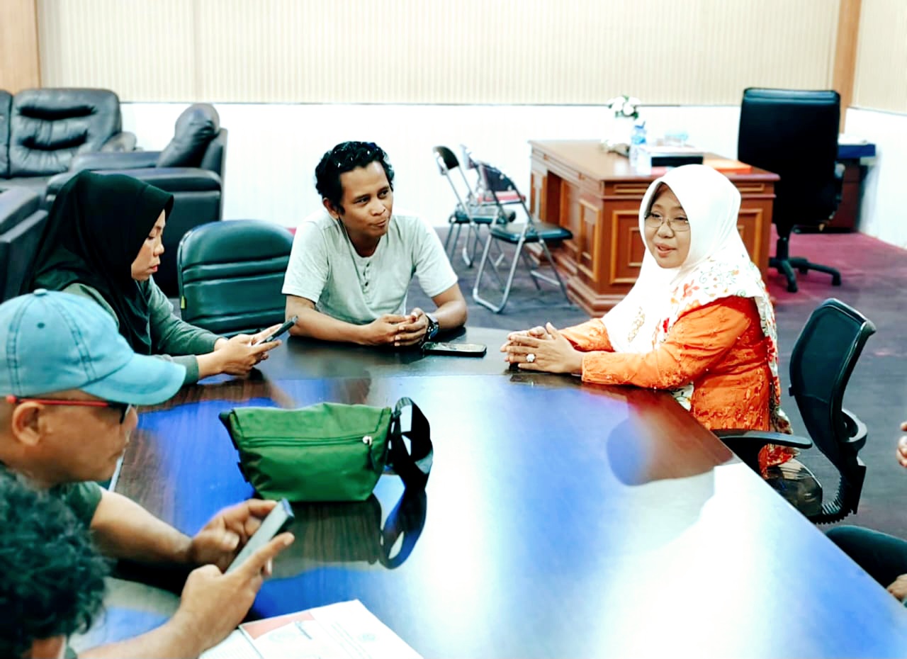 Ketua DPRD Halsel, Hj. Salma Samad, Saat di Wawancarai Wartawan di Ruang Kerjanya Kamis (09/01/2025)