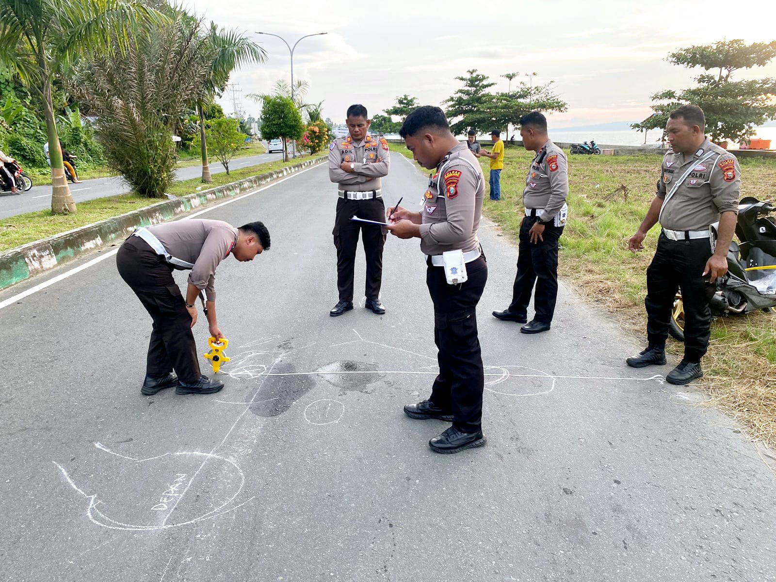 Satlantas Polres Halsel Saat Melakukan Olah TKP