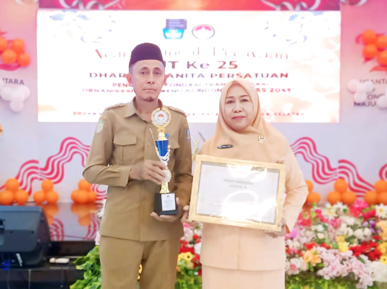 Ketua DWP Dinas Kearsipan dan Perpustakaan Halsel, Hj. Nadira bersama Kadis Ahmad Basyir