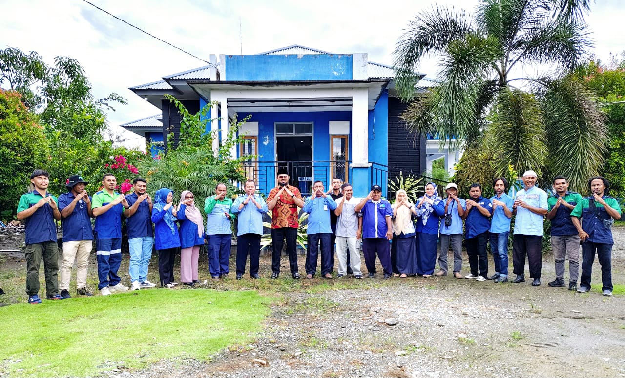 Bupati Bassam Kasuba bersama Direktur dan Jajaran PDAM Halsel