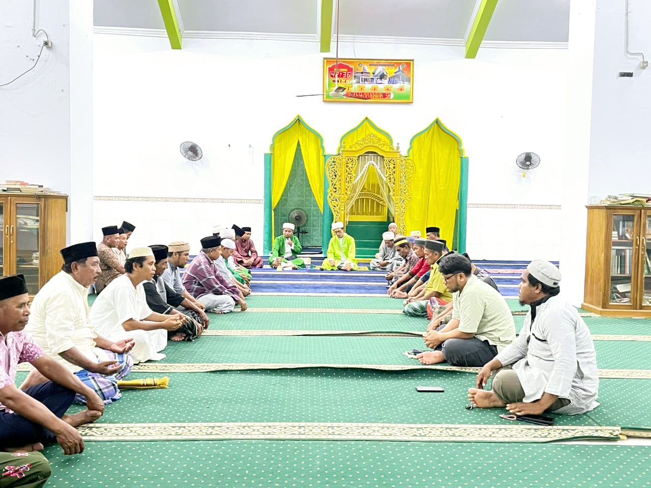 Wartawan Halsel bersama Pengurus Masjid Sultan Gelar Do'a Bersama Keselamatan  Sahril Helmi