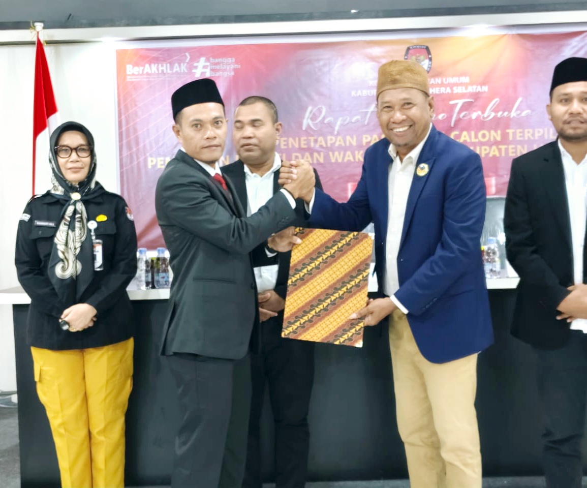 Ketua KPU Halsel Menyerahkan SK Slinan Putusan ke Tim Bassam - Helmi