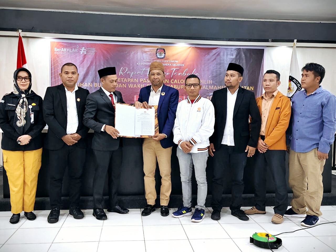 Ketua KPU Halsel Menyerahkan SK Penetapan Pasangan Bassam - Helmi Sebagai Bupati dan Wakil Bupati Terpilih
