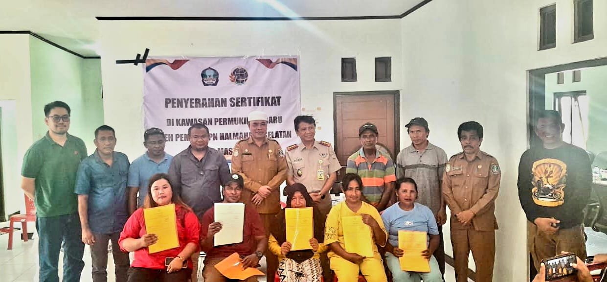 Warga Pemukiman Baru Desa Kawasi Menerima Sertipikat Tanah Dari BPN Halsel