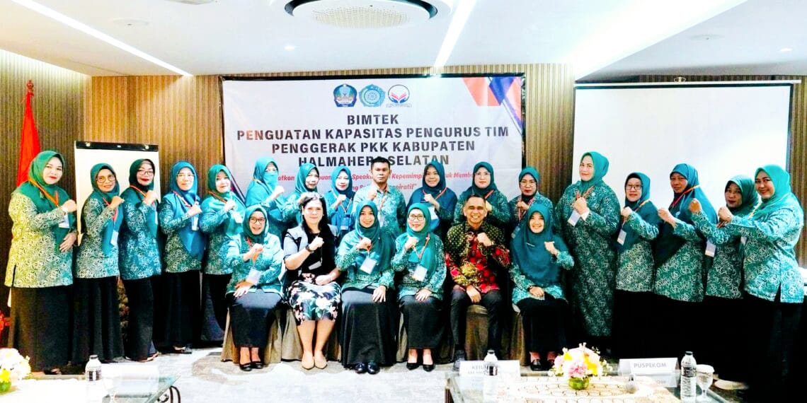 Ketua TP- PKK Halsel, Ny Rifa'at Al Sa'adah Didampingi Istri Wakil Bupati Ny. Mardiana Bopeng Pada Kegiatan BIMTEK