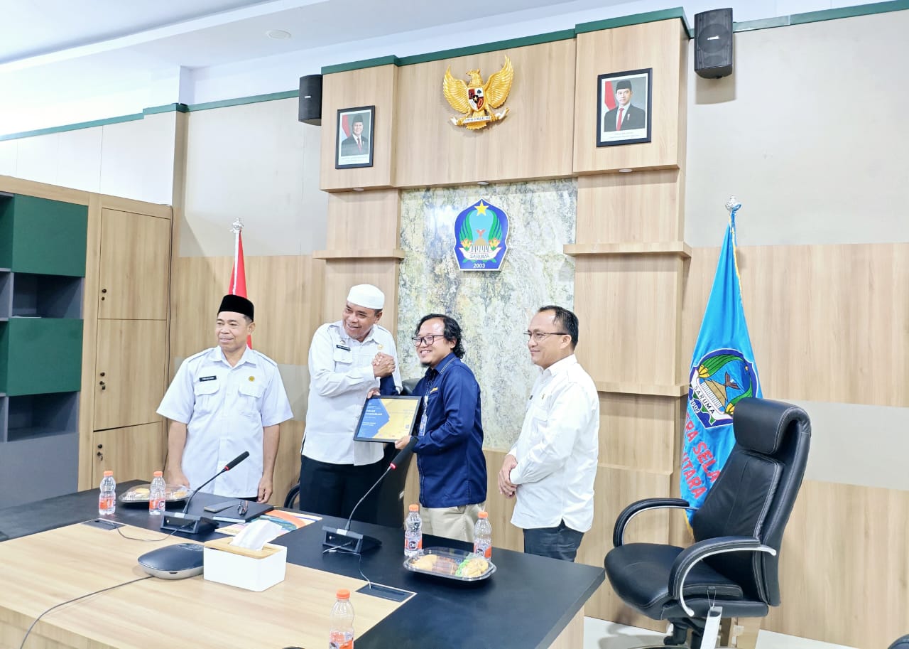 Kepala KPKNL Ternate Heri Supriyanto, Menyerahkan Penghargaan Kepada Pemkab Halsel