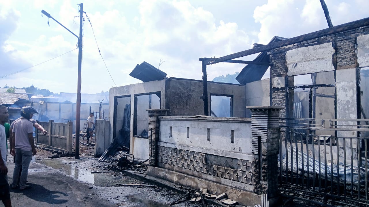 Kondisi 3 Rumah Warga di Amasing Kota Hangus Terbakar