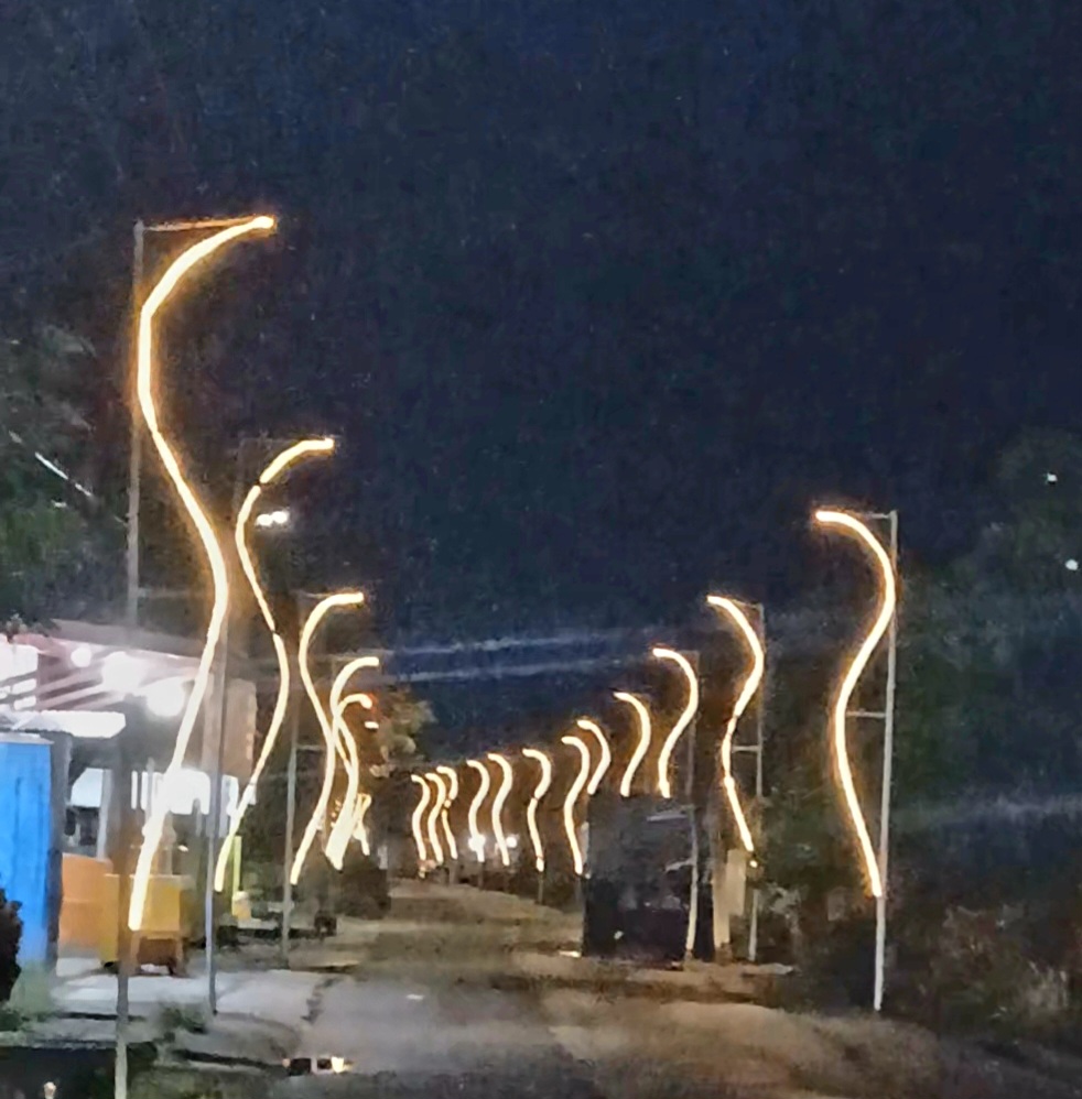 Suasana Malam Desa Amasing Kali Bacan, Dipenuhi Lampu Hias