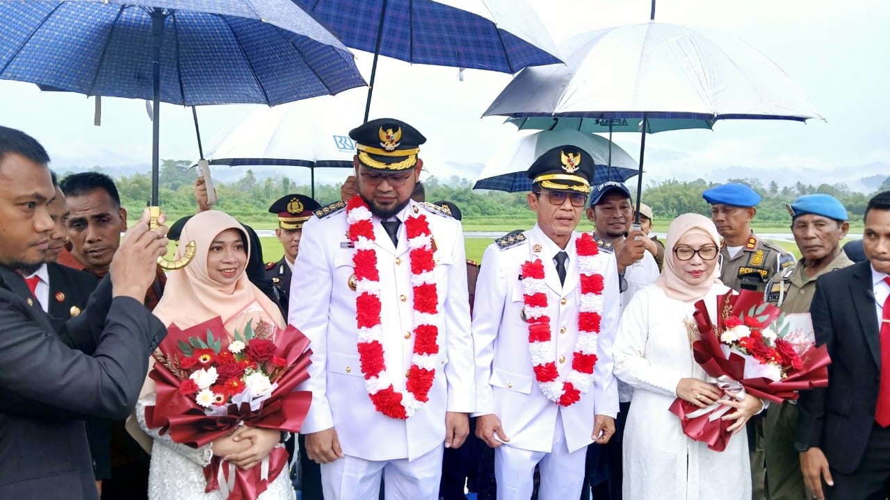Bupati dan Wakil Bupati Bassam - Helmi Saat Tiba di Bumi Saruma