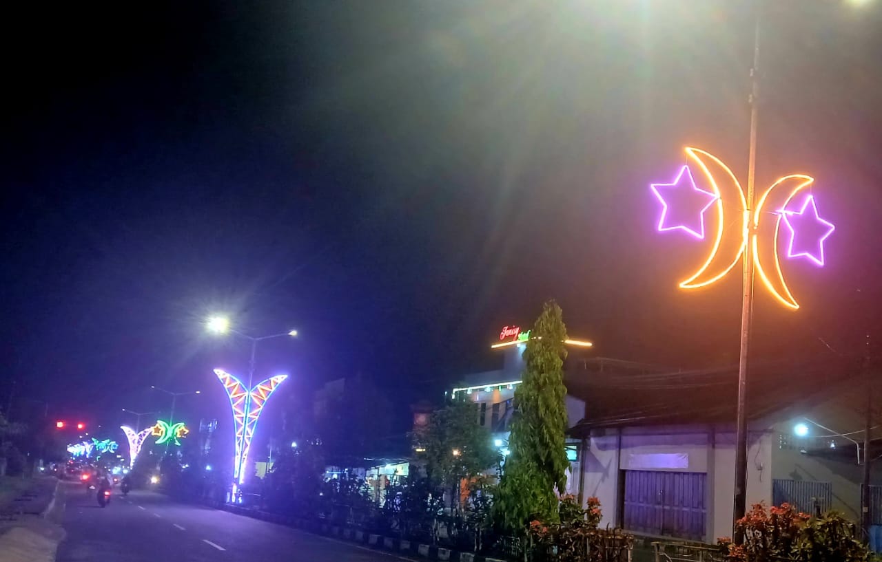 Suasana Lampu Hias Disepanjang Jalan Tomori - Labuha 