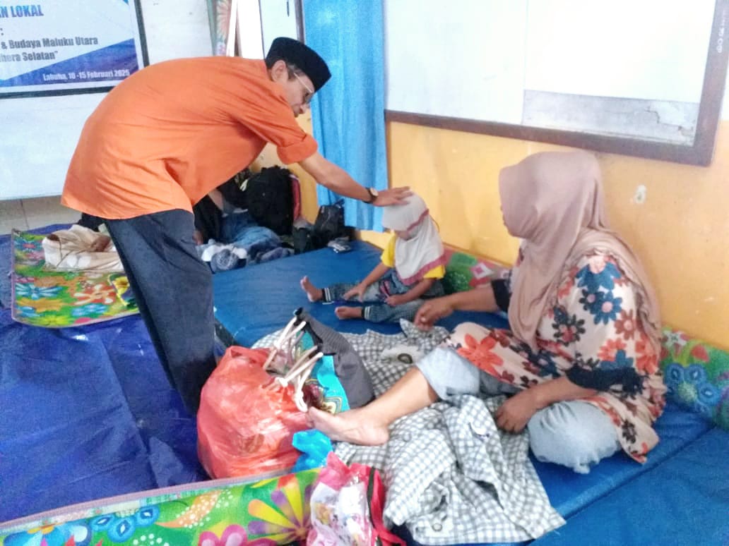 Wakil Bupati Halsel Saat Menunjau Korban Banjir di Amasing Kota Utara