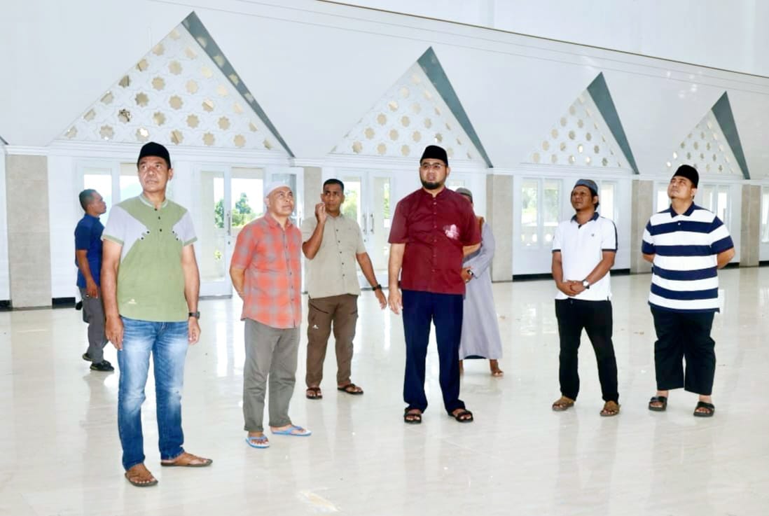 Bupati Bassam Kasuba Saat Meninjau Kesiapan Masjid Agung Alkhairaat Halsel