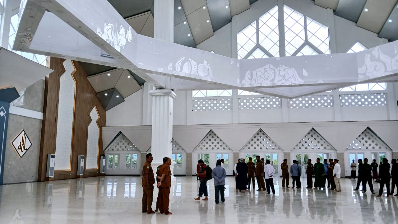 Suasana Dalam Masjid Agung Alkhairaat Halsel