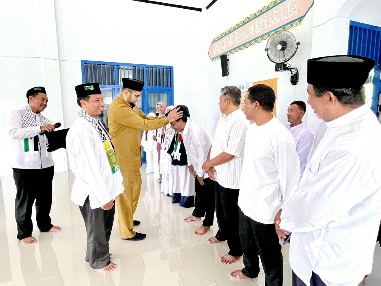 Bupati Bassam Saat Melantik Pengurus IKADI Kecamatan Bacan Timur Tengah