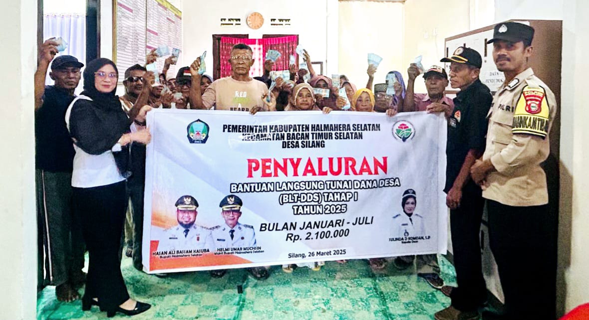 Kades Silang Bersama Warga Saat Menyalurkan BLT Tahap Satu Tahun 2025