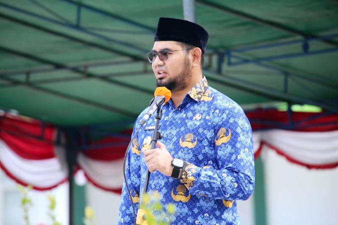Bupati Bassam Kasuba Saat Memimpin Upacara 17 Bulan Berjalan