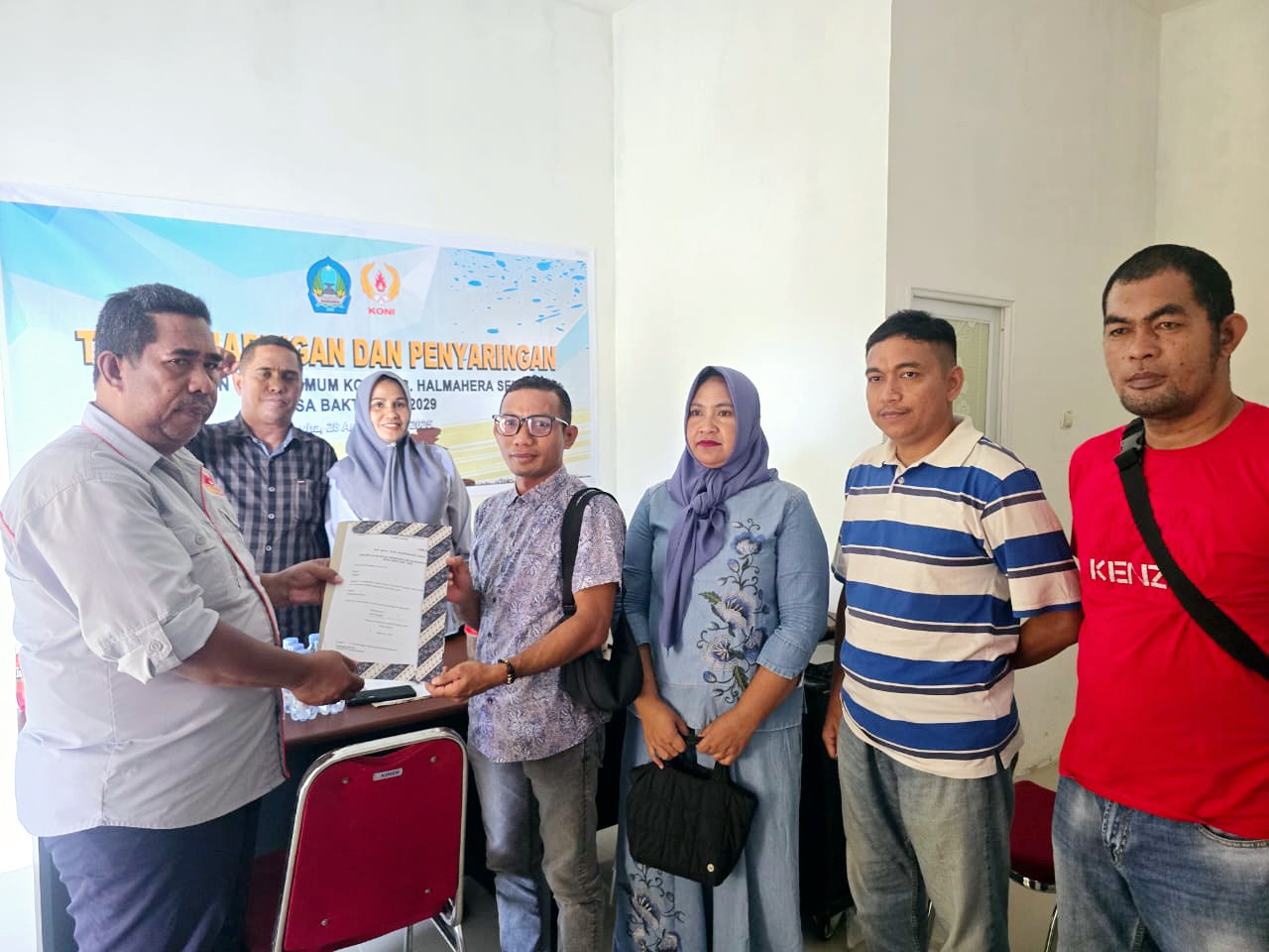 LO Calon Ketua Umum KONI Halsel Iksan Kalesaran Saat Mengambil Formulir Pendaftaran