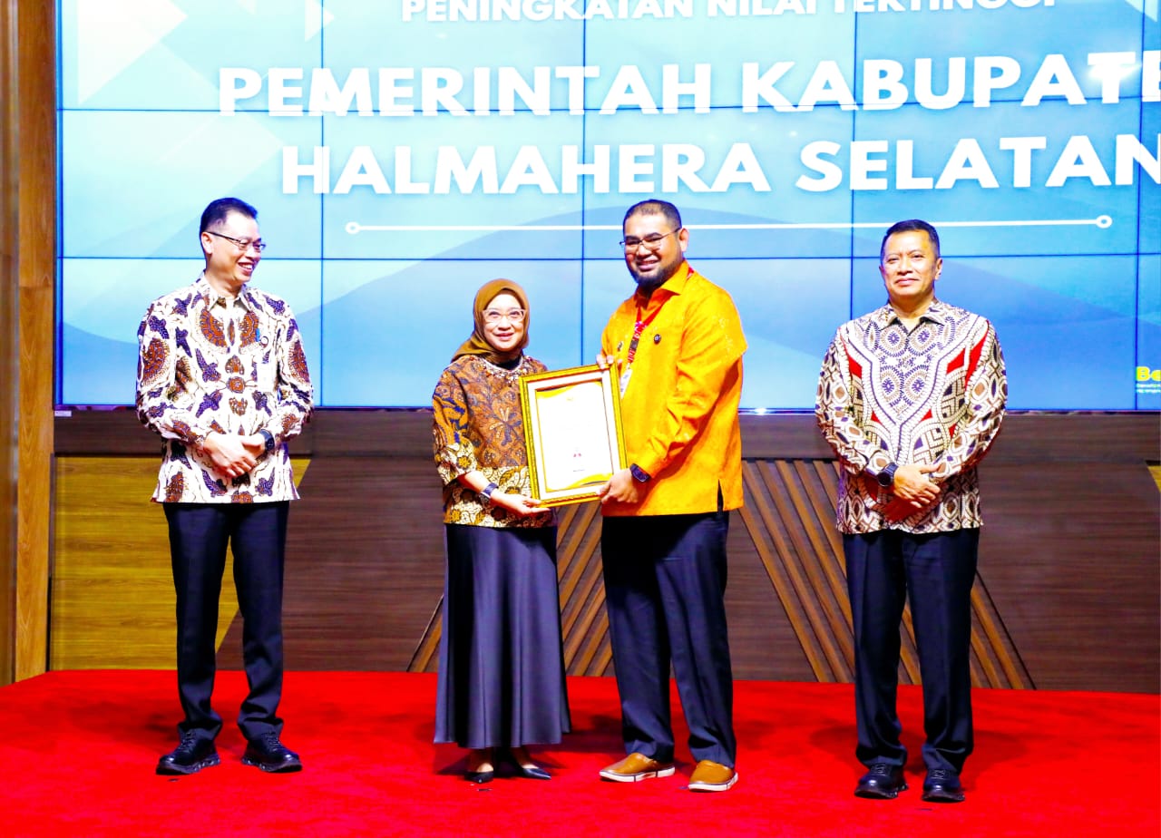 Bupati Bassam Saat Menerima Penghargaan Dari Menteri PAN-RB Rini