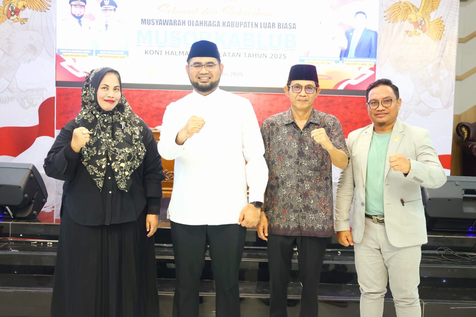Ketua Umum Terpilih KONI Halsel, Iksam Kalesaran bersama Bupati dan Wakil serta Ny. Heny Pora