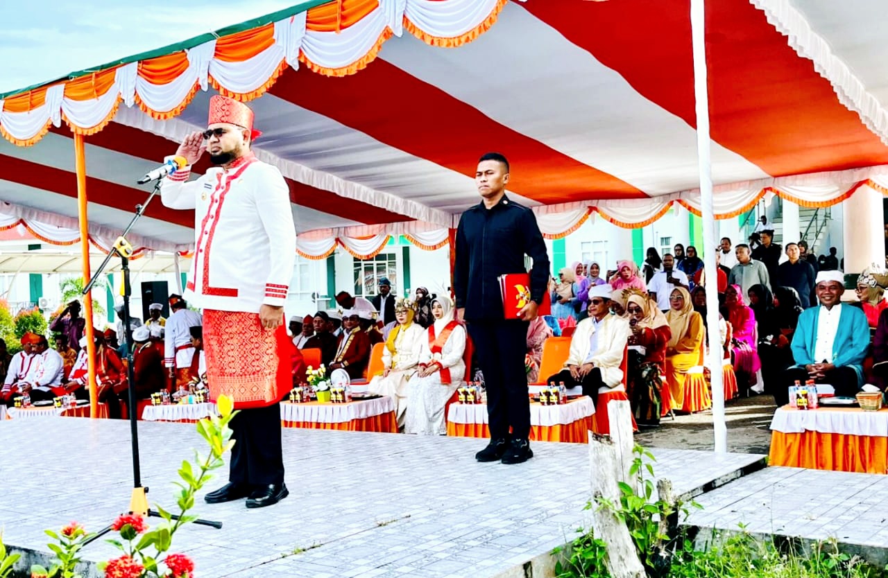 Bupati Bassam Kasuba  Pimpin Upacara Hardiknas Mengunakan Baju Adat Togale