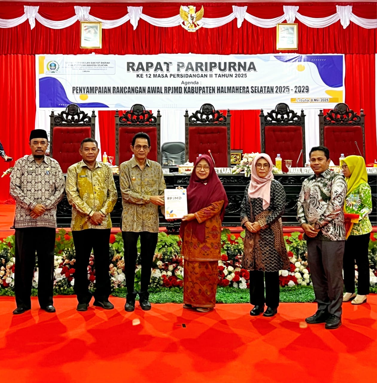 Wabup Humanis Saat Menyerahkan 3 Ranperda Usulan Bupati