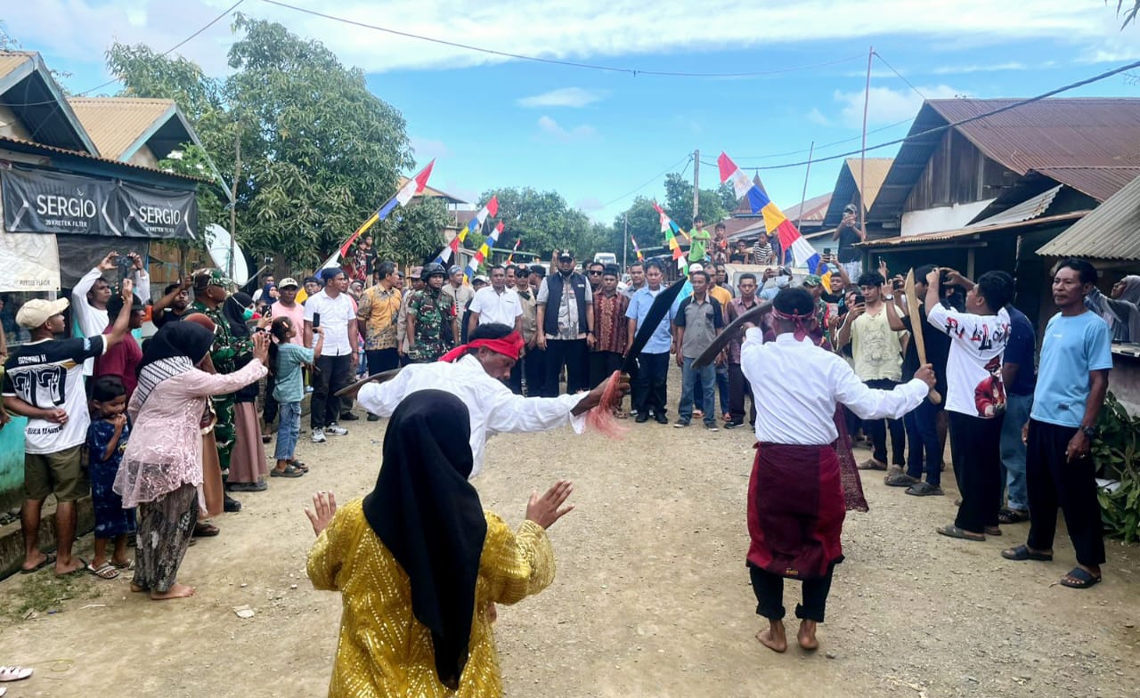 Bupati Bassam Disambut  Meriah Warga Kawasi Dengan Tarian Cakalele