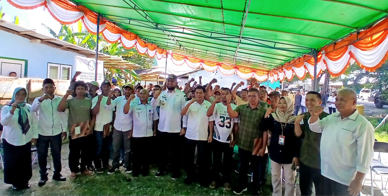 Bupati Bassam Bersama Kelompok Nelayan Penerima Bantuan