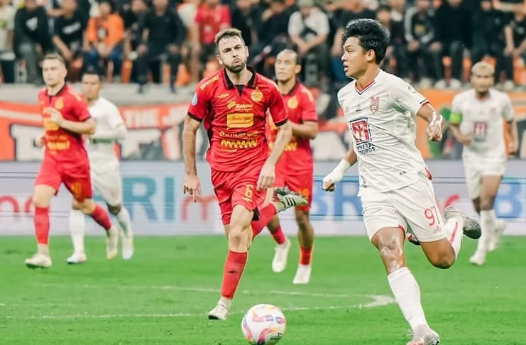 Aksi Pemain Malut United Saat Bermain Melawan Persija Jakarta