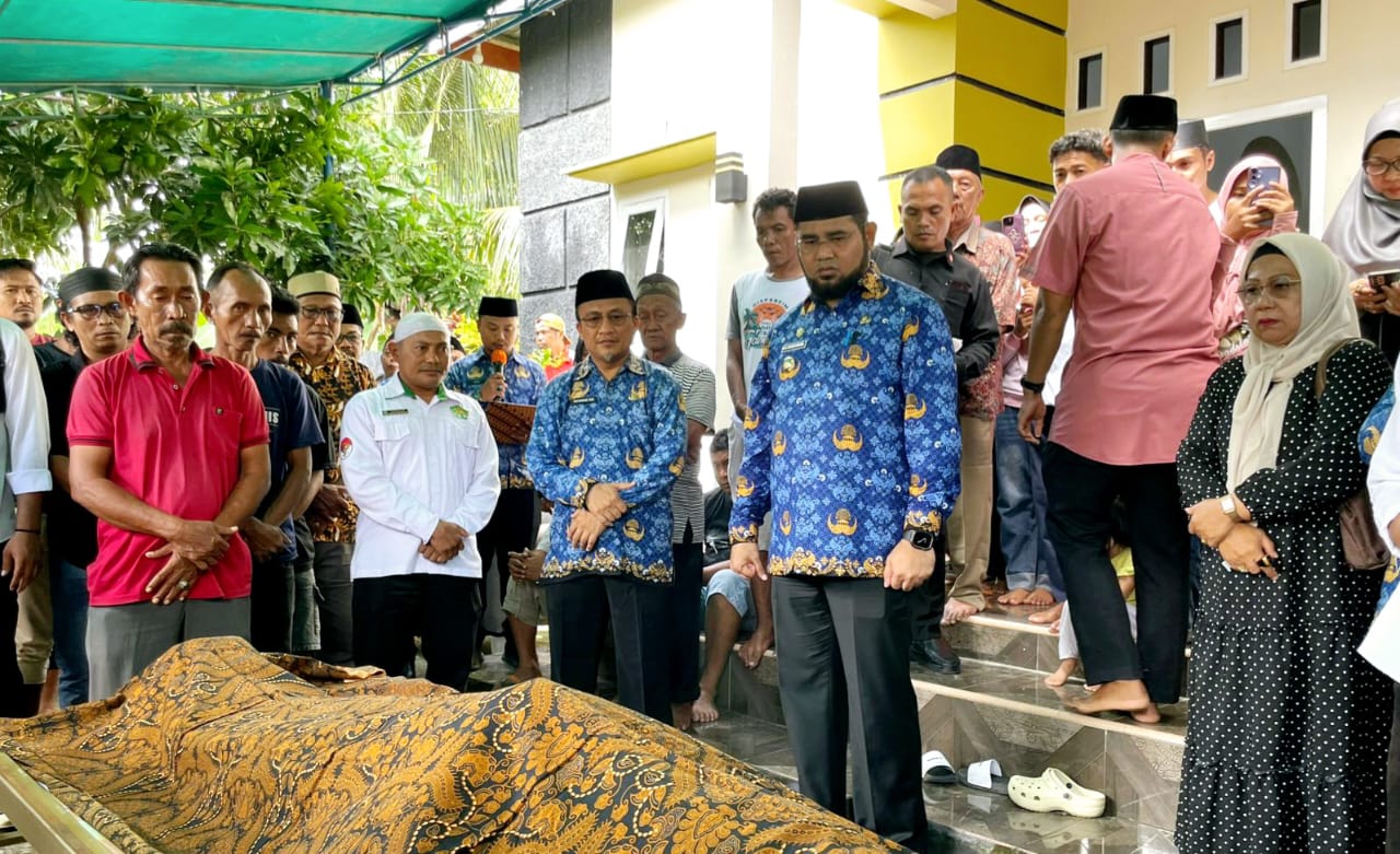 Bupati Bassam Kasuba Saat Melepas Jenazah 