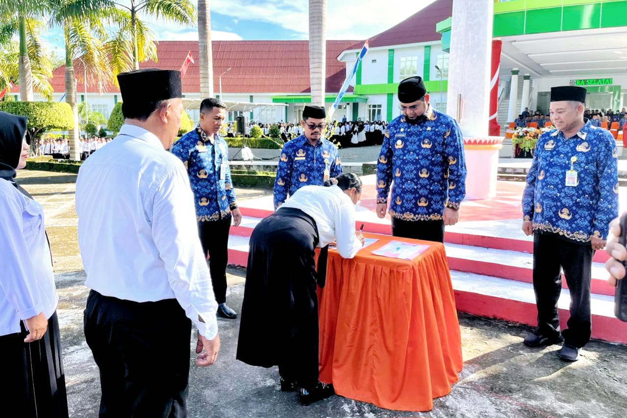 Bupati Bassam Kasuba Saat Menyerahkan SK Kepada Tenaga PPPK