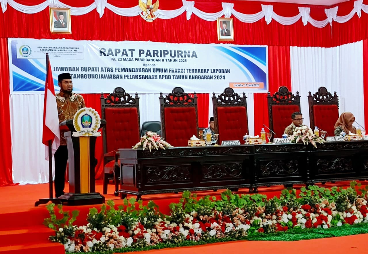 Bupati Bassam Kasuba Saat MenyampaikanTanggapan Fraksi DPRD Halsel