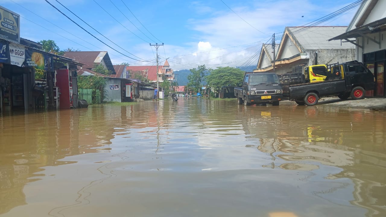 Kondisi Banjir Merendam Jalalanan Ibu Kota Labuha