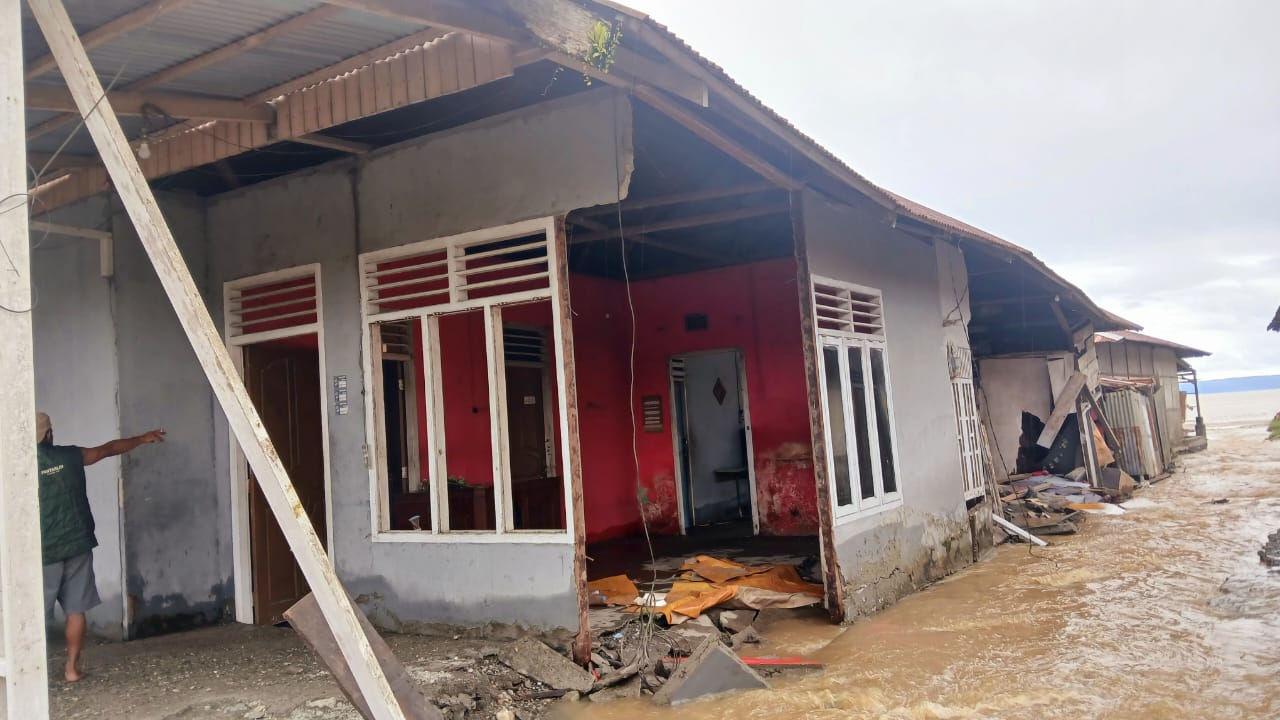 Kondisi Bangunan Rumah Warga  Labuha Ambruk Dihantam Banjir