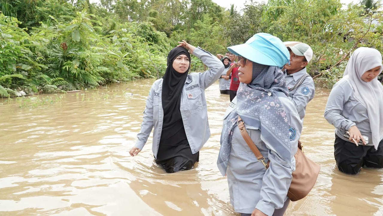 Istri Bupati Halsel (hijab hitam) Saat Meberobos Banjir