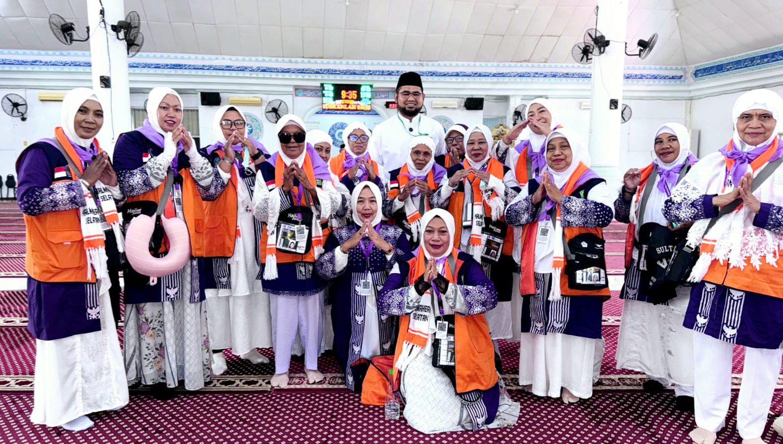 Jamaah Haji Halsel Saat Bersama Bupati Bassam Kasuba