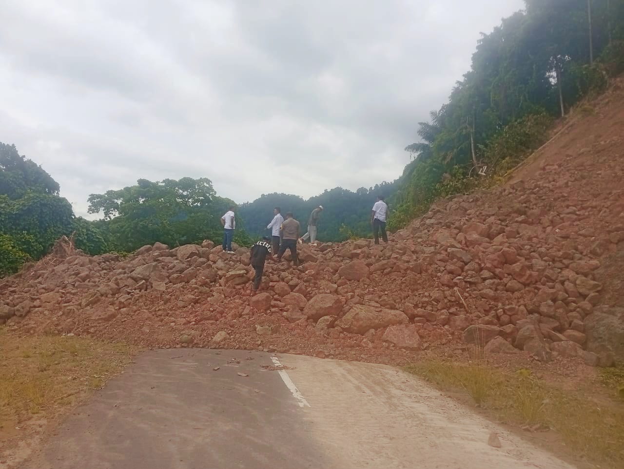 Kondisi Tanah Lonsor Menutupi Akses Jalan Gane Barat Utara - Gane Barat 