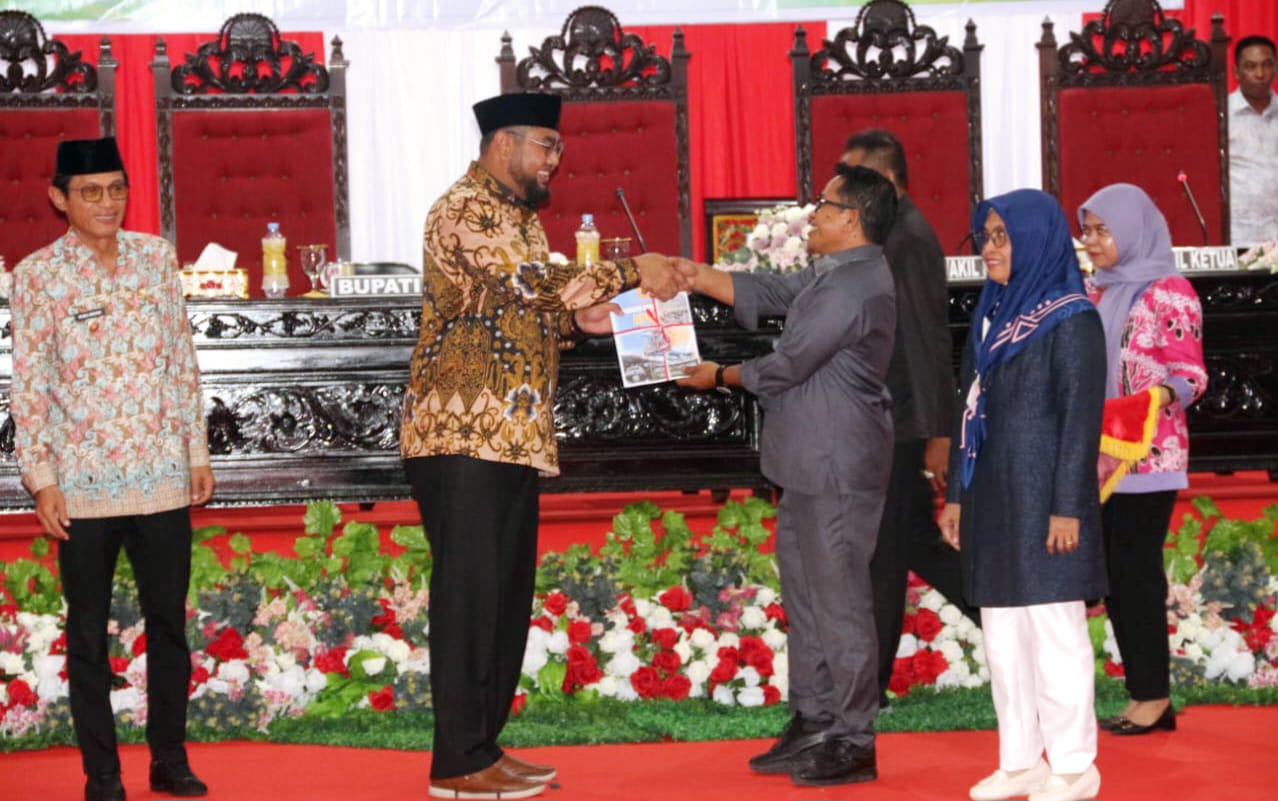 Bupati Bassam Kasuba Saat Menyerahkan Dokumen Rancangan KUA - PPAS APBD Perubahan TA 2025 ke DPRD
