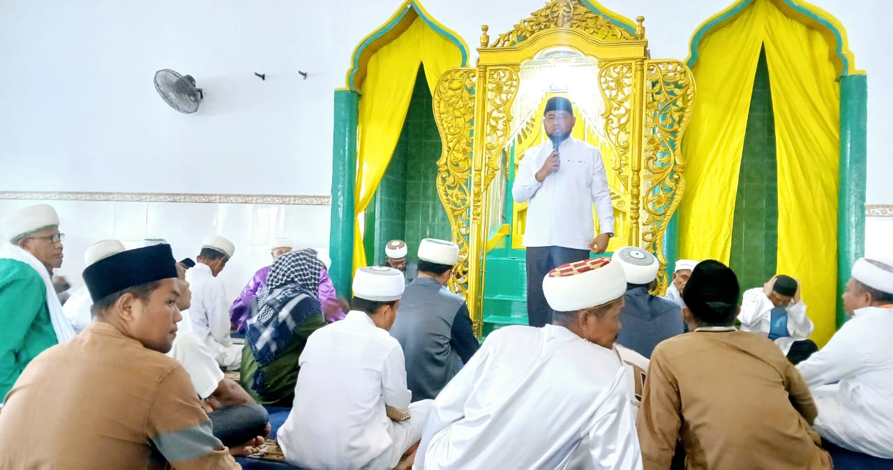 Bupati Bassam Saat Menyampaikan Tausiyah Saat Shalat Jum'at di Masjid Sultan Bacan