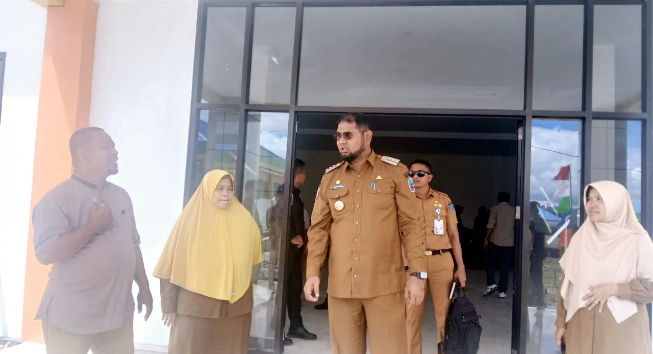 Bupati Bassam Saat Meninjau Kondisi Bangunan Sekolah SMP Negeri Unggulan Saruma