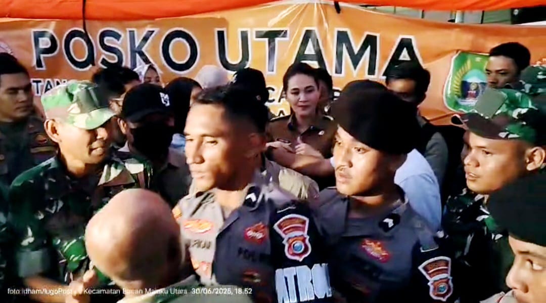Aksi Saling Dorong Antara Wartawan dan Aparat Keamana