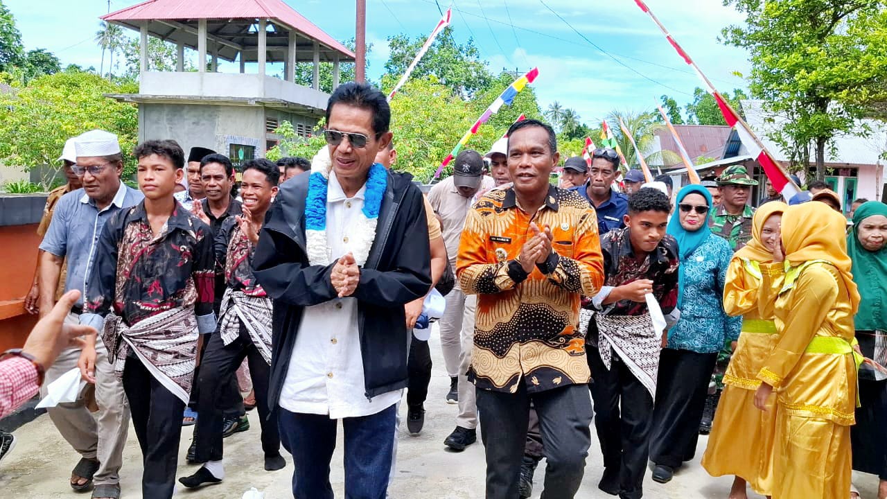 Wabup Humanis Disambut Hangat Warga Saat Kunjungan ke Kayoa 