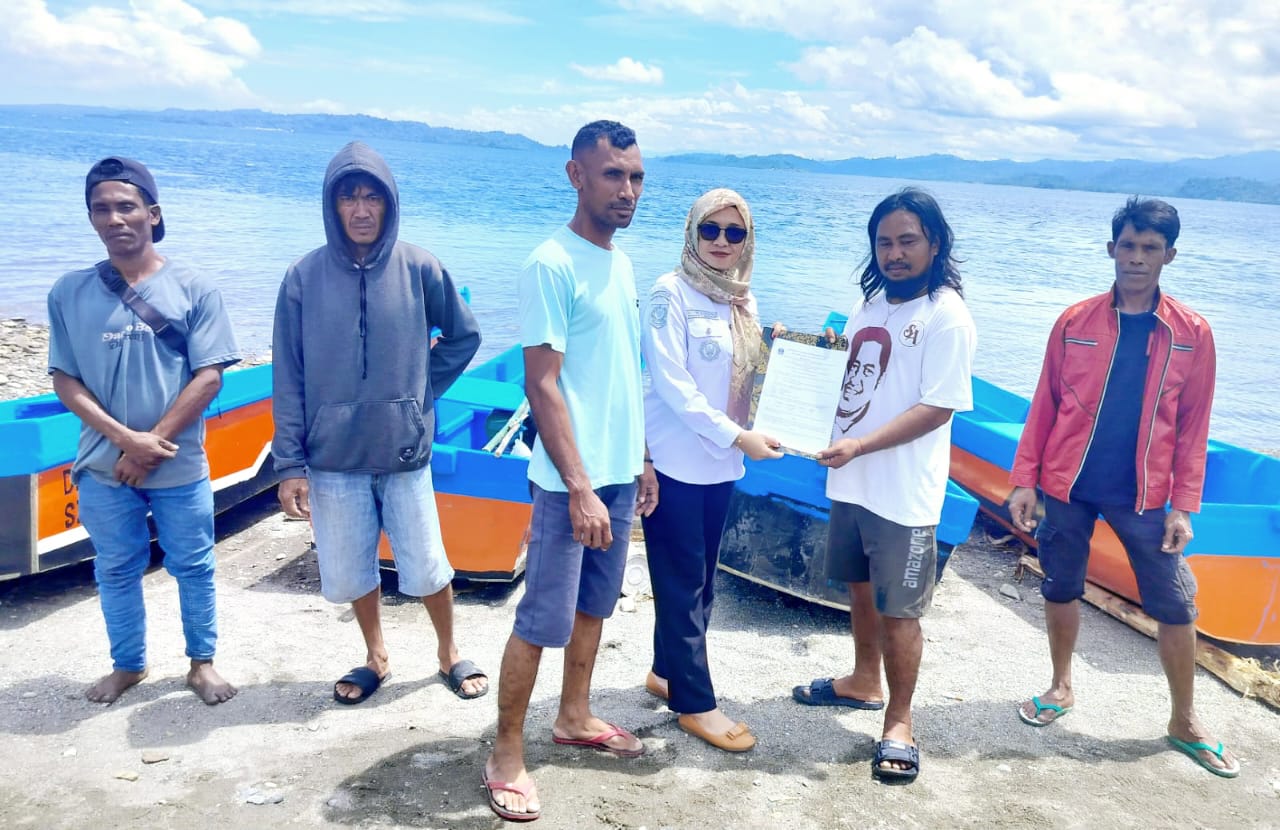 Kades Silang Didampingi Wakil Ketua BPD, Menyerahkan Bantuan Perahu Katintin Kepada Warga Nelayan