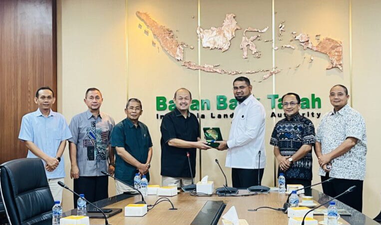 Bupati Bassam Kasuba Bersama Deputi Perencanaan Strategis dan Pengadaan Tanah, Perdananto Aribowo
