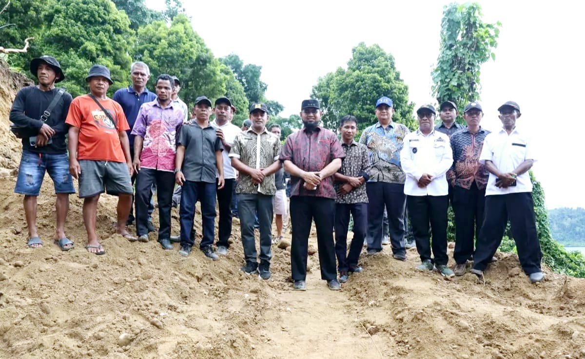 Bupati Bassam Kasuba Bersama Warga Saat Meninjau Pembangunan Jalan Lingkar Botanglomang