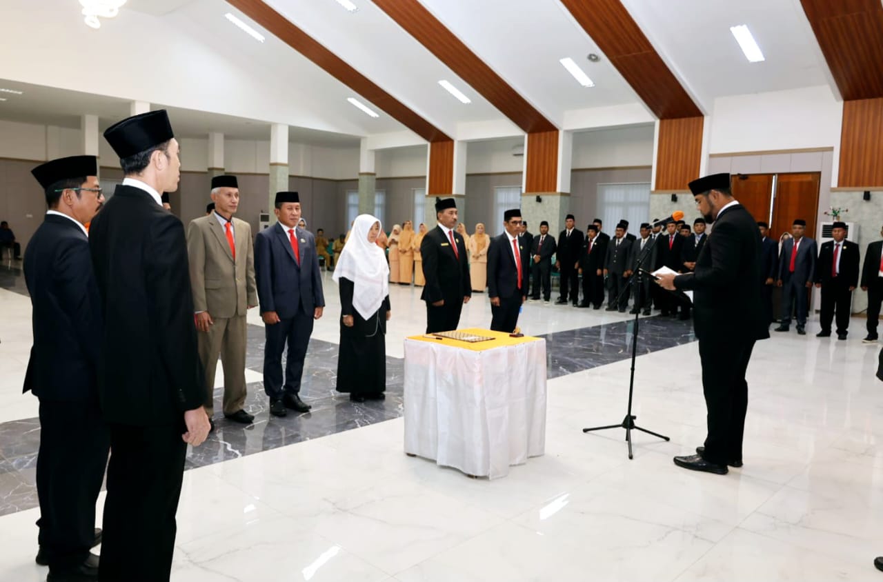 Bupati Bassam Kasuba Saat Melantik 5 Pejabat Esalon II
