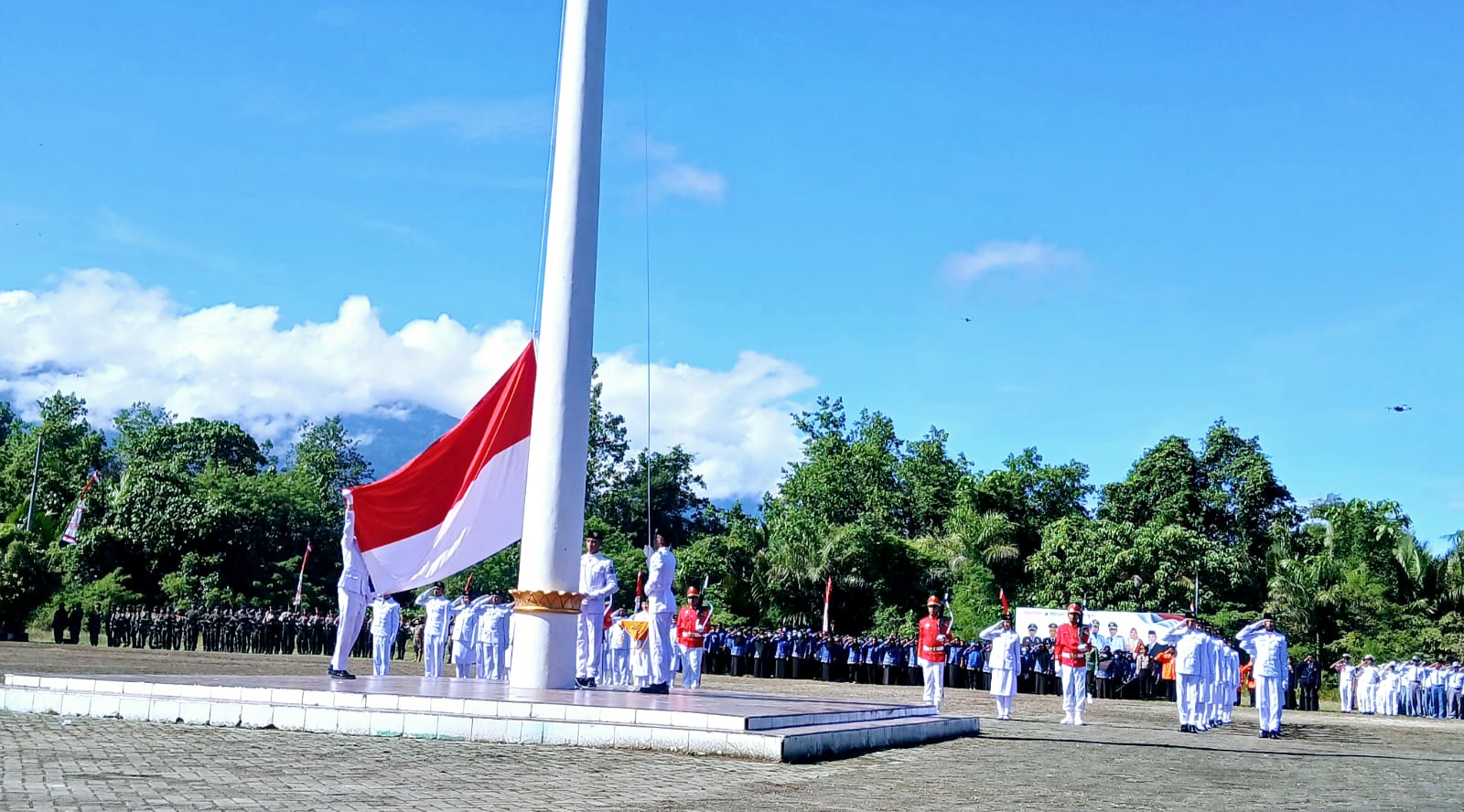Pengibaran Bendera Merah Putih di HUT RI ke-80 di Lapangan Asombang