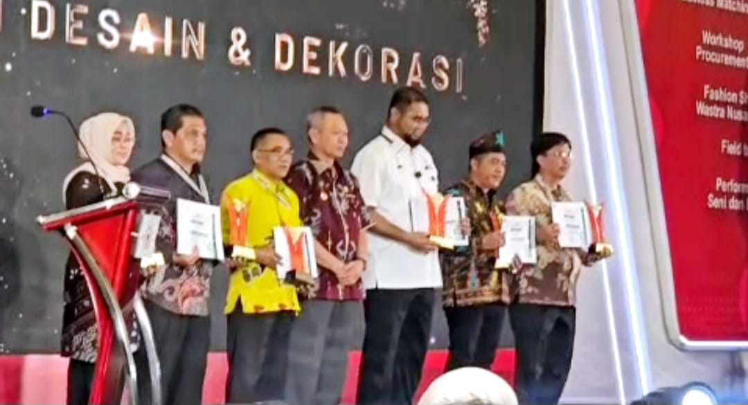 Bupati Halsel Bassam Kasuba Saat Menerima Penghargaan Stand Terbaik Apkasi 2025