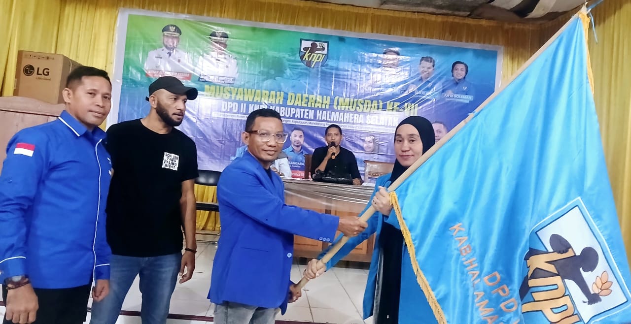 Ketua DPD KNPI Terpilih Halsel, Taslin Abdurahman Menerima Bendera Organisasi