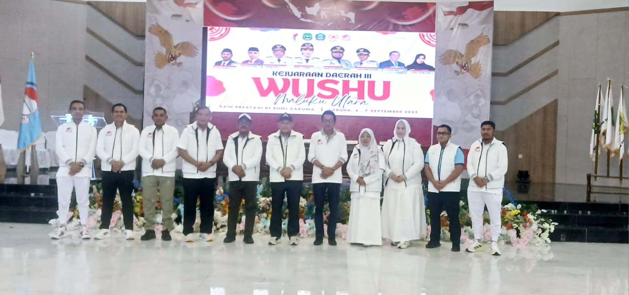 Wagub Malut didampingi Wakil Bupati dan Ketua Wushu Malut Saat Pembukaan Kejurda